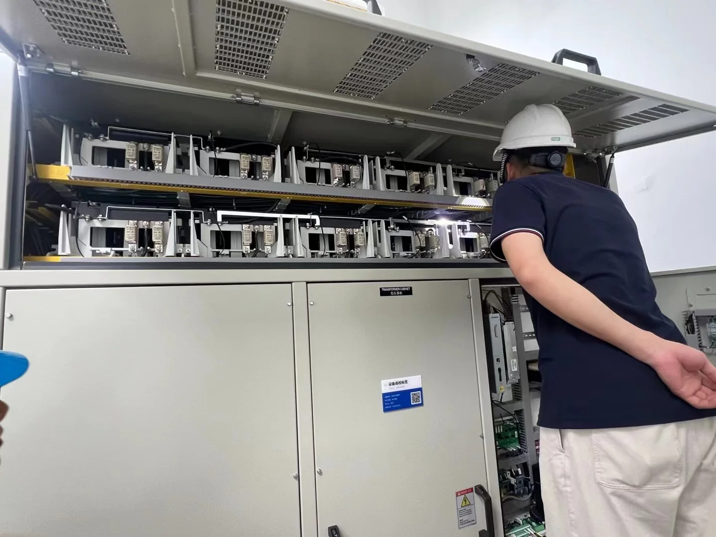 Coordinating a commercial equipment sourcing project